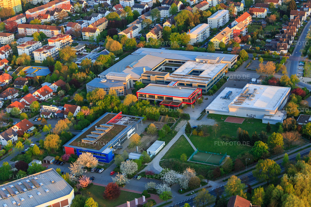Luftbild: Geschwister-Scholl-Schule in Bensheim im Bundesland Hessen in Deutschland. Foto: IMG_077877.jpg vom 23.04.2015 durch Werner Riehm/FLY-FOTO.deGeschwister-Scholl-Schule Bensheim