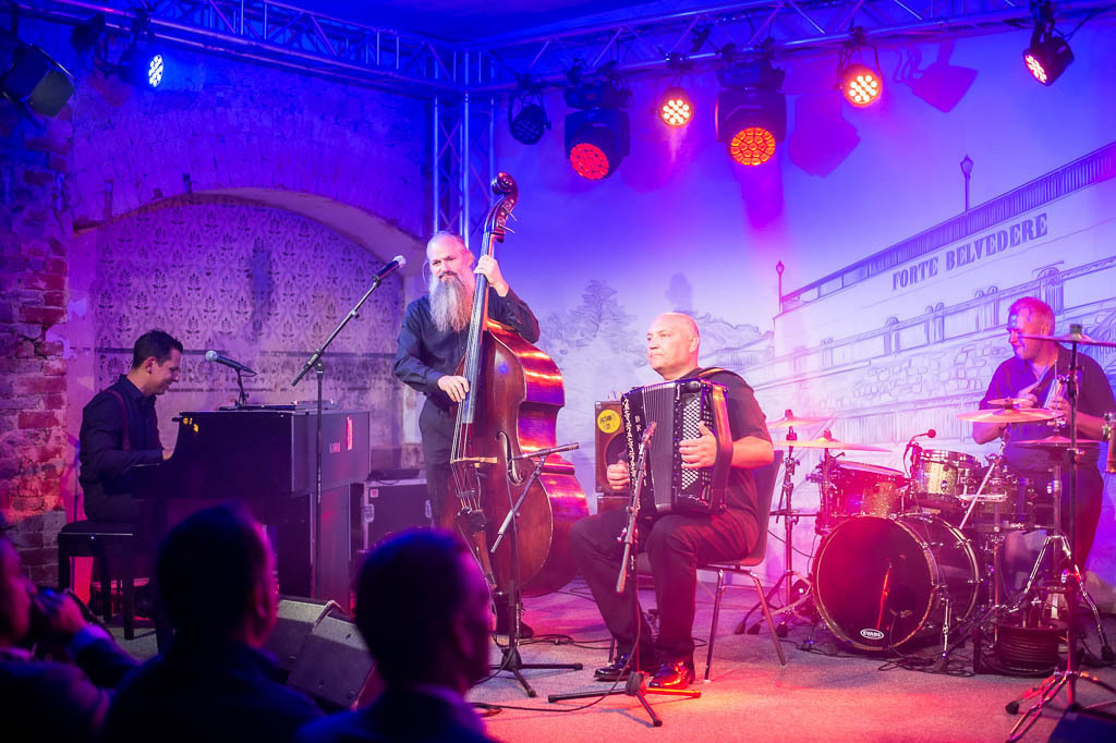 Tango meets Cuba | Tango meets Cuba mit den Klazz Brothers & Cuba Percussion im Forte Belvedere Leisnig zum Festival Hallo Leisnig 2022. - Realisiert mit Pictrs.com