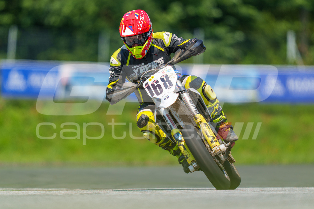 G-Cup + Supermoto Staatsmeisterschaft + Hungarian Supermoto Championship | GRIPcapture steht für authentische Sportfotografie in Österreich – für Momente, die mehr sind als Geschwindigkeit oder Ergebnis. Es geht um Emotion, Spannung, Fokus und den Augenblick, der oft nur einen Wimpernschlag dauert.Ob Motorsport, Teamsport oder 
