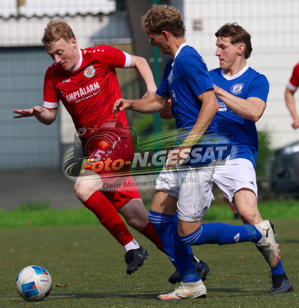 Bünder SV - TuS Bruchmühlen II | Auf dem Bild zu sehen: grün Bünder SV: Florian Finke ; blau TuS Bruchmühlen II v.l.: Sebastian Niebuhr, Tim Müller Bünder SV, TuS Bruchmühlen II, Saison 25/26, Kreisliga A, Bünde, Deutschland - Realisiert mit Pictrs.com