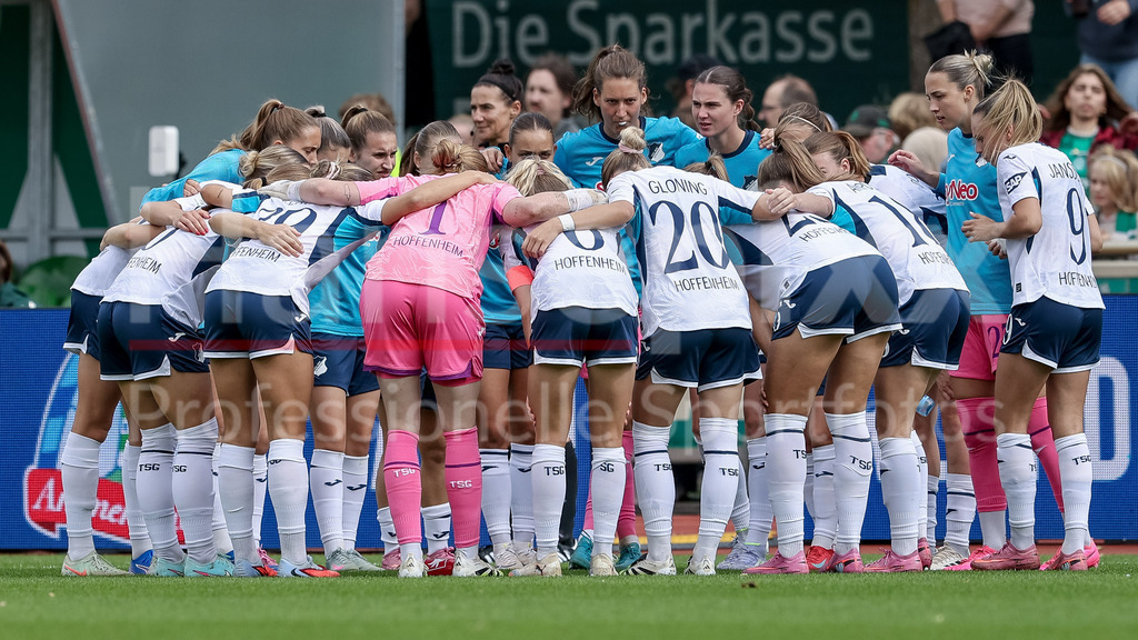 Fussball, Google Pixel Frauen-Bundesliga, SV Werder Bremen - TSG 1899 Hoffenheim | Spielerinnen der TSG 1899 Hoffenheim schwören sich mit einem Mannschaftskreis ein, Teamkreis, Ansprache, Motivation, DIE DFB-RICHTLINIEN UNTERSAGEN JEGLICHE NUTZUNG VON FOTOS ALS SEQUENZBILDER UND/ODER VIDEOÄHNLICHE FOTOSTRECKEN. DFB REGULATIONS PROHIBIT ANY USE OF PHOTOGRAPHS AS IMAGE SEQUENCES AND/OR QUASI-VIDEO.