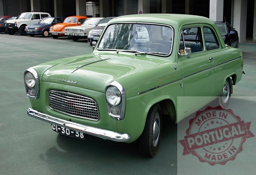 Green Ford Prefect 100E parked in parking lot | Classic Ford Prefect 100E car parked in parking lot - Realisiert mit Pictrs.com