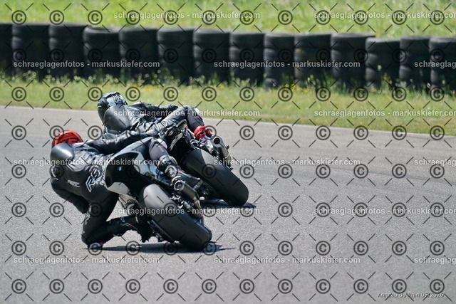 26BT02-1426 | markuskiefer.com - Realisiert mit Pictrs.com