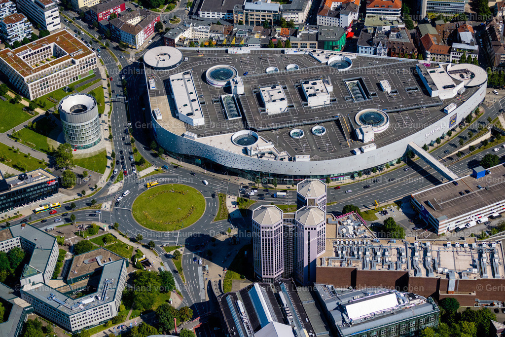 4050384 | ESSEN 25.08.2021 Einkaufszentrum " Limbecker Platz " an der Ostfeldstraße in Essen im Ruhrgebiet im Bundesland Nordrhein-Westfalen. Weiterführende Informationen bei: ECE Projektmanagement G.m.b.H & Co. KG,  HENN GmbH. // "Limbecker Platz" shopping center on Ostfeldstrasse in Essen in the Ruhr area in the state of North Rhine-Westphalia. Further information at: ECE Projektmanagement G.m.b.H & Co. KG,  HENN GmbH. Foto: Gerhard Launer