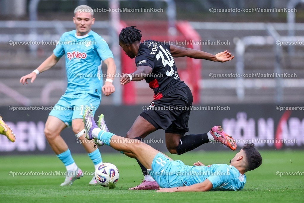 FCVK16092501027 | 16.09.2025, Fußball, FC Viktoria Köln – TSG 1899 Hoffenheim II, 3.Liga, Sportpark Höhenberg, Saison 2025 2026: Diren Dagdeviren (Hoffenheim II #08) und Paul Hennrich (Hoffenheim II #11) im Zweikampf gegen  Frank Ronstadt (Viktoria Koeln # 34)  DFB regulations prohibit any use of photographs as image sequences and or quasi-video.