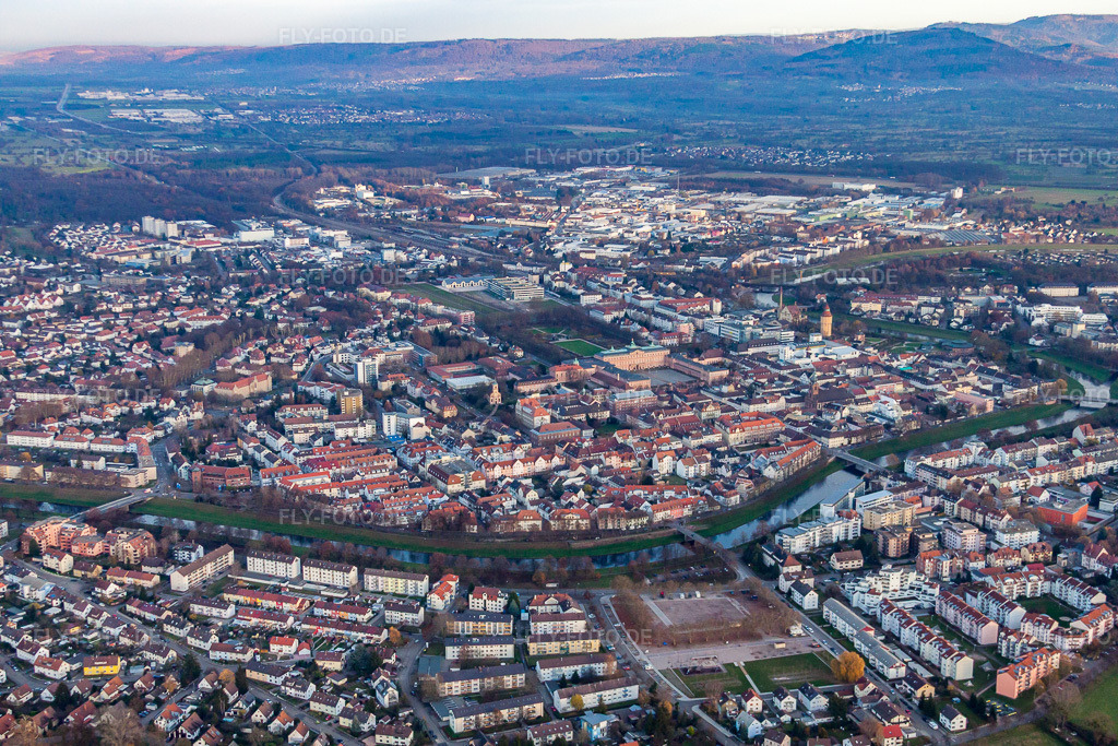 Luftbild: Innenstadt von Südosten in Rastatt im Bundesland Baden-Württemberg in Deutschland. Foto: IMG_22908.jpg vom 21.11.2009 durch Werner Riehm/FLY-FOTO.de