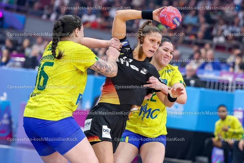 IHF09122502020 | 09.12.2025, Handball WM Frauen, Viertelfinale, Deutschland - Brasilien, 27th IHF Women's Handball World Championship, Westfalenhalle Dortmund: Xenia Smits (GER #11) im Zweikampf gegen  Marcela Arounian (Brasilien #36) Jhennifer Lopes (Brasilien #42) 