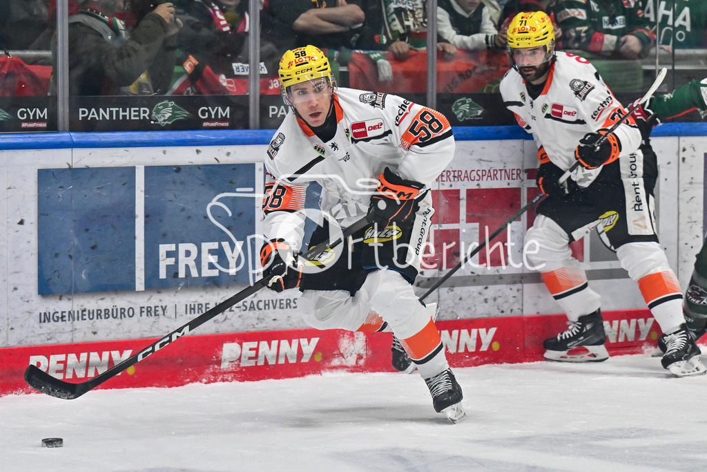 Augsburger Panther - Löwen Frankfurt | im Bild Ryan McKIERNAN (Löwen Frankfurt 58) klärt im eigenen Drittel beim match zwischen den Augsburger Panthern und den Löwen Frankfurt am 8. Spieltag der Penny DEL im Curt Frenzel Stadion am 19.10.2025