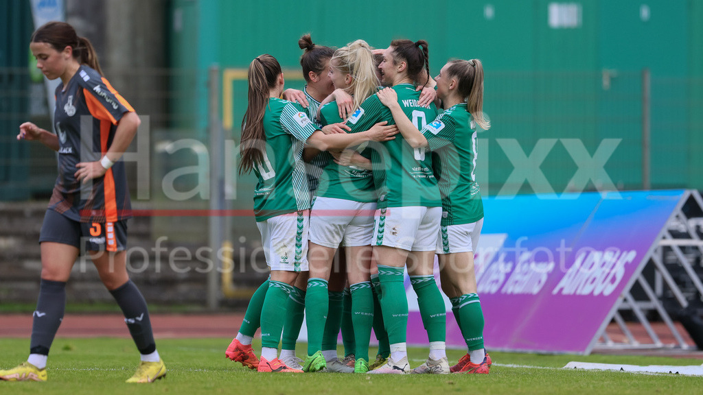 Fussball, Google Pixel Frauen-Bundesliga, SV Werder Bremen - MSV Duisburg | v.li.: Spielerinnen des SV Werder Bremen mit Torjubel, Jubel, jubeln, jubelt, optimistisch, Spielszene, Highlight, Freude über das Tor zum 2:0, DIE DFB-RICHTLINIEN UNTERSAGEN JEGLICHE NUTZUNG VON FOTOS ALS SEQUENZBILDER UND/ODER VIDEOÄHNLICHE FOTOSTRECKEN. DFB REGULATIONS PROHIBIT ANY USE OF PHOTOGRAPHS AS IMAGE SEQUENCES AND/OR QUASI-VIDEO.