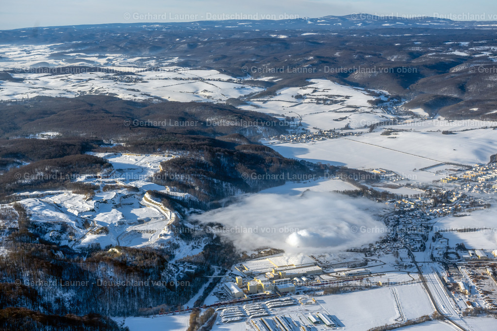 4044961 | SüDHARZ 14.02.2021 Winterlich schneebedeckte Rauchwolken am Horizont über dem Himmel des Baustoffherstellers "Knauf Gips KG" im Gewerbegebiet an der Knaufstraße - Schwendaer Straße im Ortsteil Rottleberode in Südharz im Bundesland Sachsen-Anhalt, Deutschland. // Wintry snowy clouds of smoke on the horizon over the building materials manufacturer "Knauf Gips KG" in the industrial area on Knaufstrasse - Schwendaer Strasse in the district Rottleberode in Suedharz in the state Saxony-Anhalt, Germany. Foto: Gerhard Launer