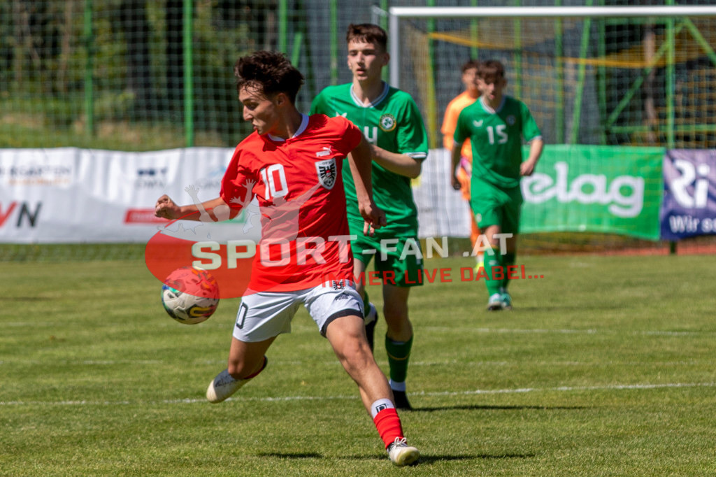 Fußball Halbfinale | Fabio Ebner (U15 Österreich #10) Kian Quigley (U15 Irland #14) Tj Molloy (U15 Irland #15) Fußball Halbfinale, Irland U15 - Österreich U15 am 29.04.2024 in Arnoldstein (Sportplatz), Austria, (Photo by Ernst Krawagner sport-fan.at) - Realisiert mit Pictrs.com