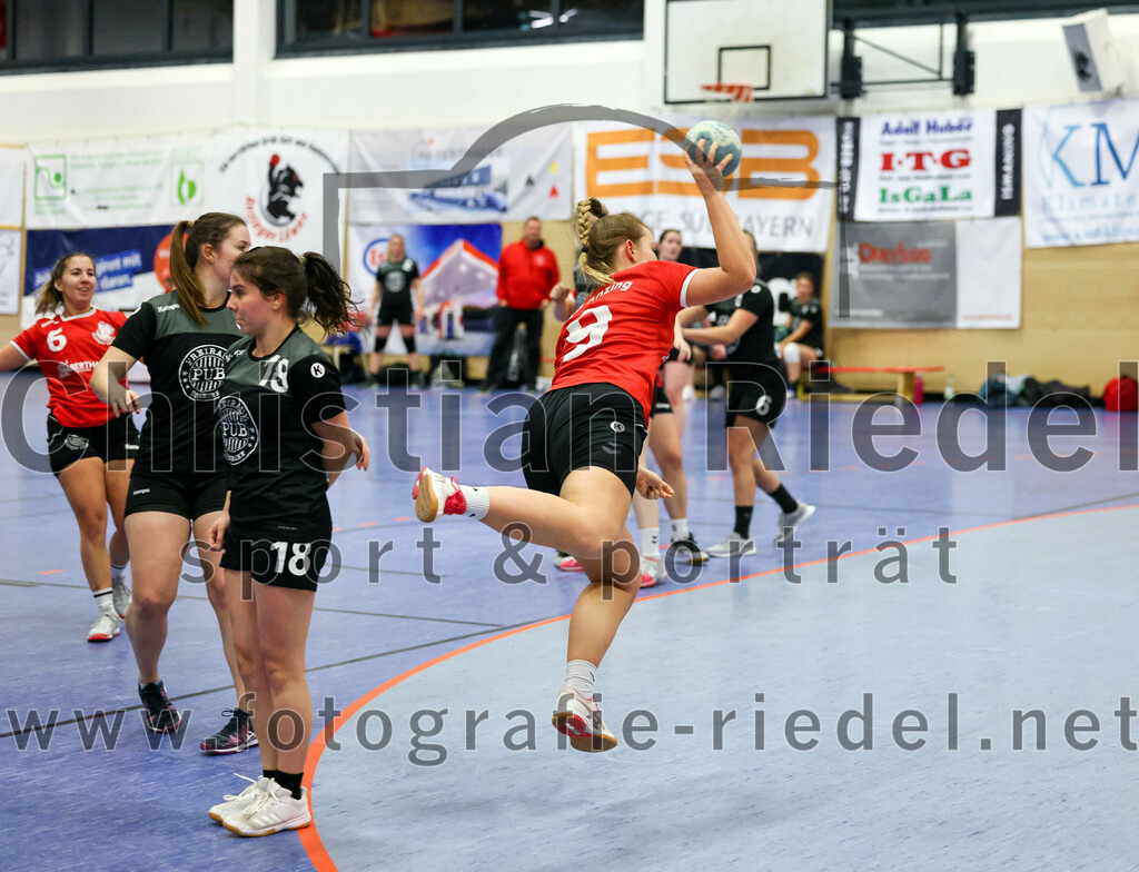 2022-12-04_088_SV_Anzing_gegen_TSV_Uebersee | Anzing, Deutschland, 04.12.2022:
Handball, Bezirksliga 2022 / 2023, 8. Spieltag, SV Anzing gegen TSV Übersee, Endergebnis: 29:24

Sophia Ladner (TSV Übersee, #18), Luisa Höger (SV Anzing, #9)

Foto: Christian Riedel / fotografie-riedel.net