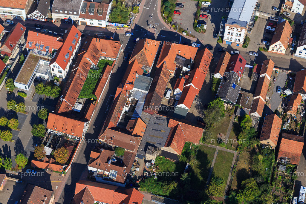 Frankenhofpassage und VR Bank Südpfalz eG Regionaldirektion Kandel https://www.vrbank-suedpfalz.de/ | Luftbild: Frankenhofpassage und VR Bank Südpfalz eG Regionaldirektion Kandel https://www.vrbank-suedpfalz.de/ in Kandel im Bundesland Rheinland-Pfalz in Deutschland. Foto: IMG_094955.jpg vom 24.09.2016 durch Werner Riehm/FLY-FOTO.de - Realisiert mit Pictrs.com