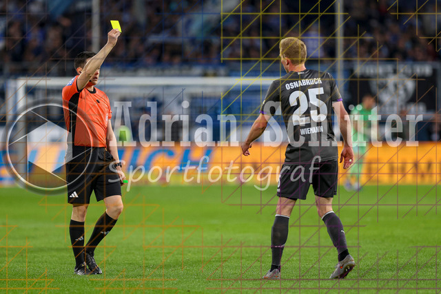 07.04.2026, GER, Fussball, Herren, 3. Liga, Saison 2025/2026, MSV Duisburg - VfL Osnabrück | Niklas Wiemann (Osnabrück) erhält die gelbe Karte von Schiedsrichter Nico Fuchs 