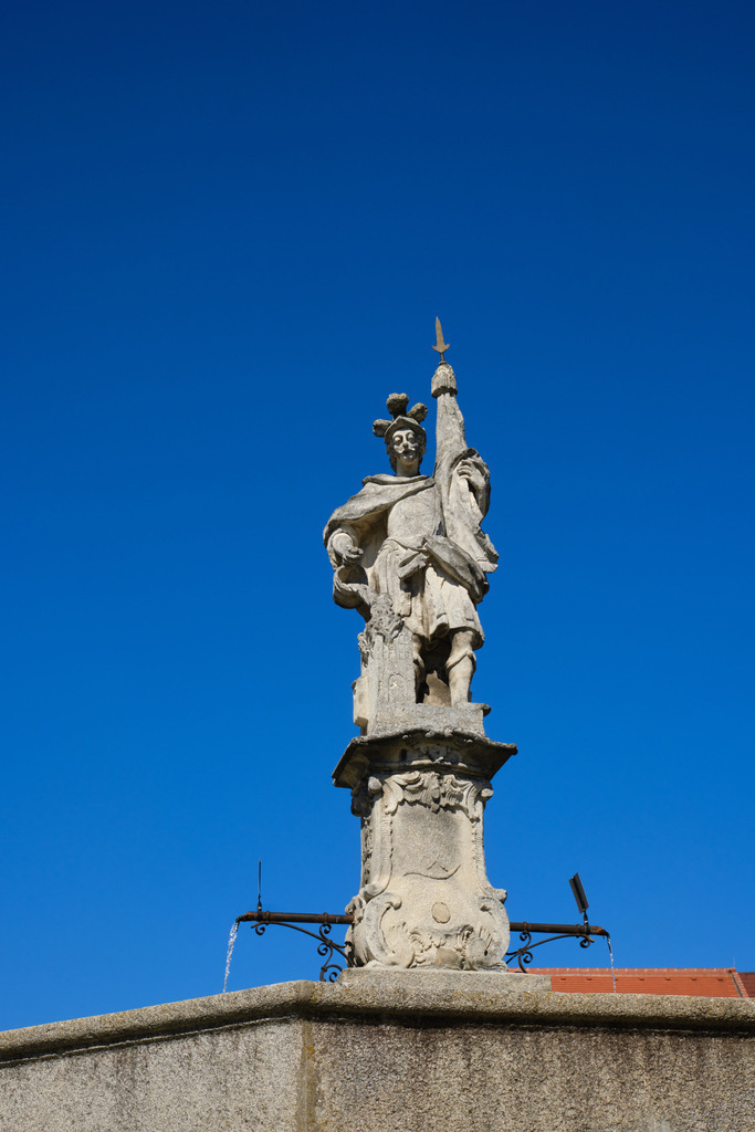 Florianibrunnen gegen blauen Himmel | Horn, Austria - September 17, 2023: Florianibrunnen gegen blauen Himmel. - Realisiert mit Pictrs.com