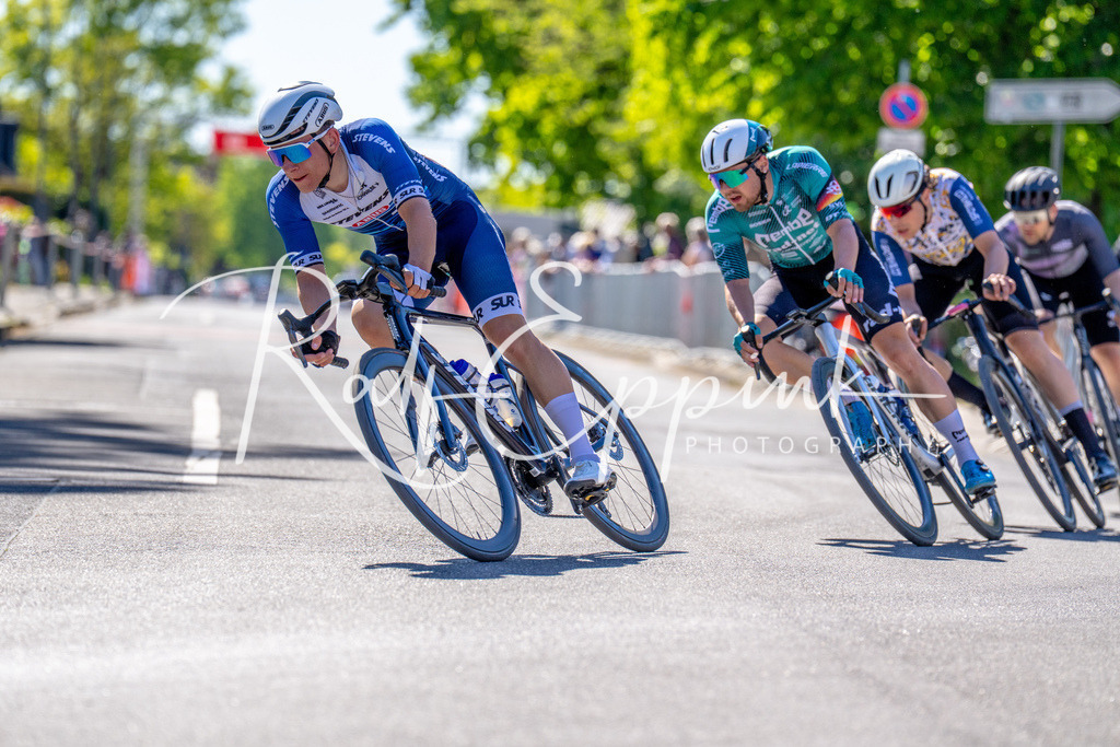 Spurt in den Mai 2026 - Großer Preis der Sparkasse Neuss | Annual one-day road cycling race "Großer Preis der Sparkasse Neuss" held in Büttgen, Germany, organized by VfR Büttgen 1912 e.V. The event features multiple races across all age categories from U11 youth to Elite men. - Realisiert mit Pictrs.com