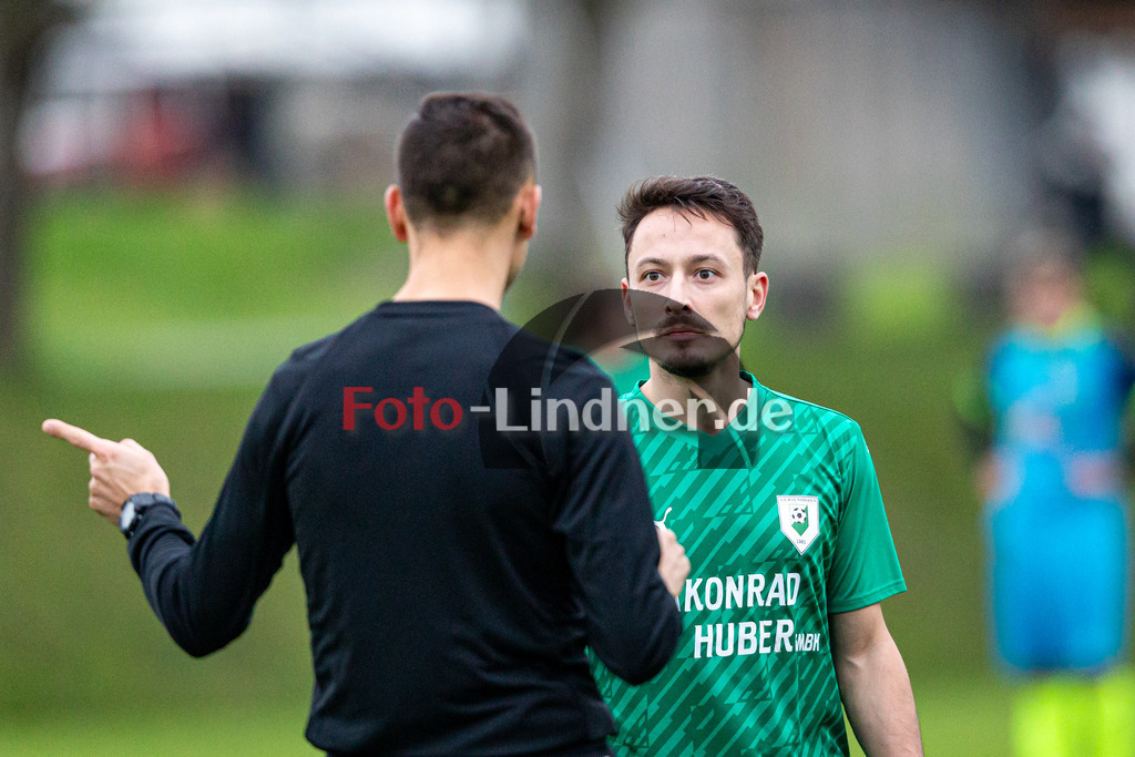 SG Wielenbach/Pähl gegen SV Haunshofen | Fußball Kreisklasse Herren Oberbayern Zugspitze Gruppe 3, SG Wielenbach/Pähl gegen SV Haunshofen, 20241103,Marcel BAUERNFEIND (SV Haunshofen 11) diskutiert mit Schiedsrichter,2024-11-03 in Pähl (Sportplatz Pähl), Marcel BAUERNFEIND (SV Haunshofen 11)Copyright: WolfgangxLindner www.foto-lindner.de