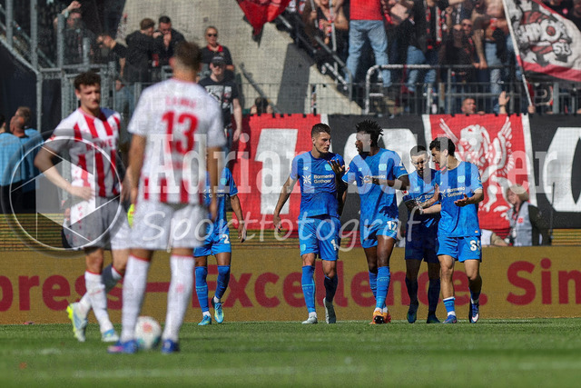 25.04.2026, GER, Fussball, Herren, 1. BL, Saison 2025/2026, 1. FC Köln - Bayer 04 Leverkusen | Patrick Schick (Bayer 04 Leverkusen) Torjubel, jubelt mit seiner Mannschaft nach dem Treffer zum 0:1 