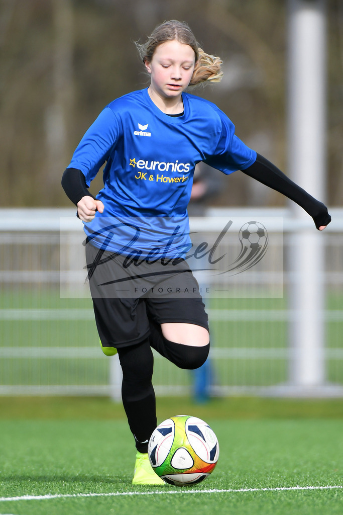 LENGRE20200229_0043 | Fussball, C-Juniorinnen:   bei dem Testspiel zwischen SC Preussen Lengerich und TSG 07 Burg Gretesch im Windmoeller &amp; Hoelscher Stadion am 29.02.2020 in Lengerich, Deutschland. - Realisiert mit Pictrs.com