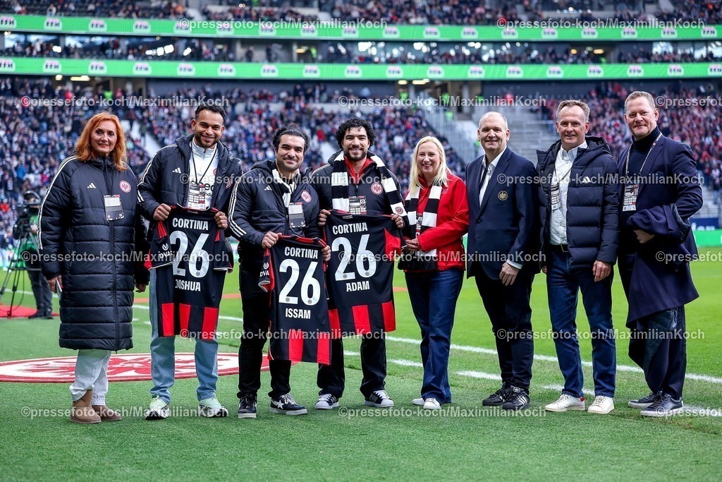 EFR01032601007 | 01.03.2026, Fußball, Eintracht Frankfurt - SC Freiburg, 1. Fußball Bundesliga, 24. Spieltag, Deutsche-Bank-Park (Frankfurt am Main), Saison 2025 2026: Der Verein gratuliert den Bob-Fahrern Adam Ammour, Issam Ammour und Joshua Tasche der Eintracht für ihren Erfolg bei den Olympischen Spielen.  DFB Regulations prohibit any use of photographs as image sequences and or quasi-video.