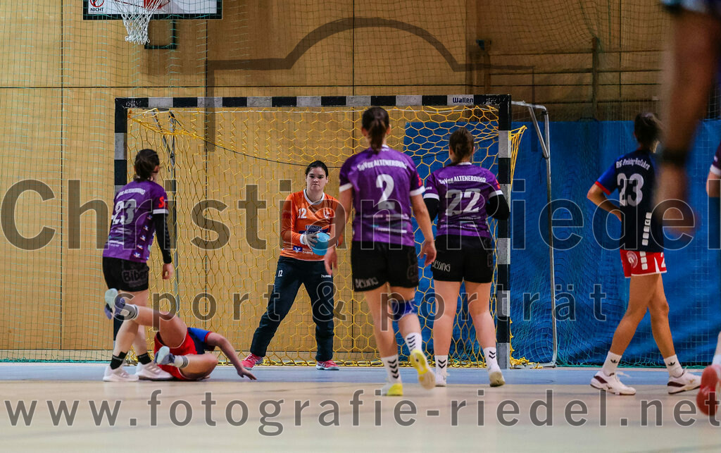 2023-12-09_048_SpVgg_Altenerding_gegen_HSG_Freising-Neufahrn | Erding, Deutschland, 09.12.2023:
Handball, Bezirksoberliga Frauen Altbayern 2023 / 2024, 9. Spieltag, SpVgg Altenerding gegen HSG Freising-Neufahrn, Endergebnis: 29:28

Katharina Künstner (SpVgg Altenerding, #23), Torfrau Anna-Lena Schmitt (SpVgg Altenerding, #12), Grit Kschischow (SpVgg Altenerding, #2), Johanna Taubmann (SpVgg Altenerding, #22), Francesca Volz (HSG Freising-Neufahrn, #23)

Foto: Christian Riedel / fotografie-riedel.net