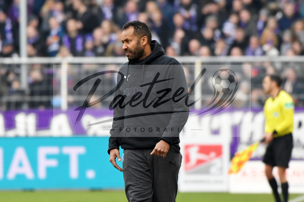 20200208_OSNFCN_0076 | Fußball, Herren: Trainer Daniel Thioune (VfL Osnabrueck) schaut waehrend des Spiels der 2. Bundesliga zwischen VfL Osnabrueck und 1. FC Nuernberg im Stadion an der Bremer Bruecke am 08.02.2020 in Osnabrueck, Deutschland.DFB / DFL REGULATIONS PROHIBIT ANY USE OF PHOTOGRAPHS AS IMAGE SEQUENCES AND/OR QUASI-VIDEO. - Realisiert mit Pictrs.com