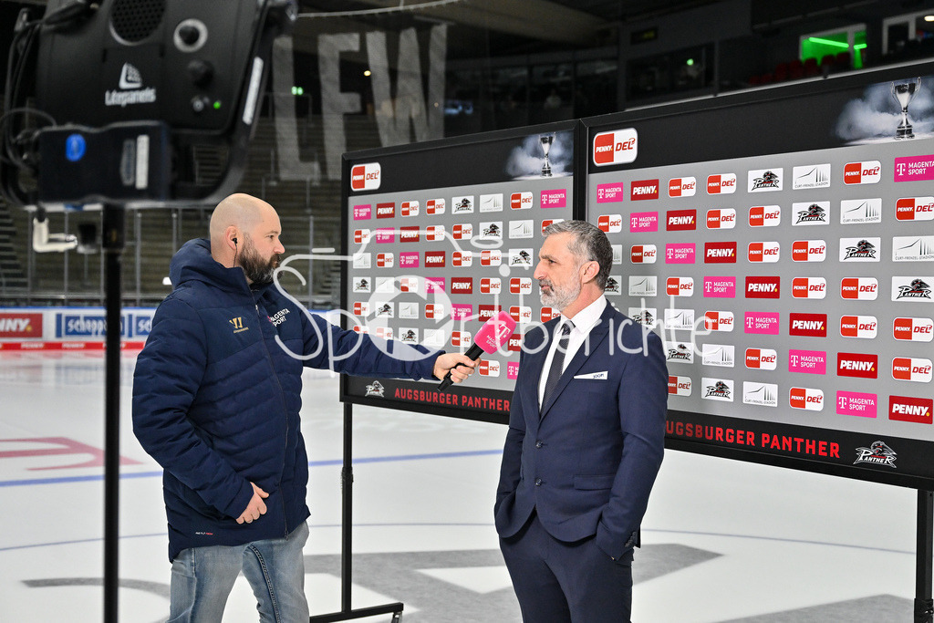 Augsburger Panther - ERC Ingolstadt | Beim Interview von Magentasport vor der Partie Mark FRENCH Headcoach des ERC Ingolstadt / Freisteller / Einzelfoto / DEL: Augsburger Panther - ERC Ingolstadt, Curt Frenzel Stadion am 26.01.2025 / MagentaSport Moderator Christoph FETZER
