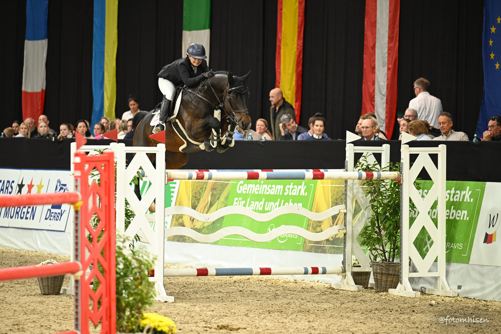 021125-19-059 | Foto Mhisen Pferdefotografie#, Reitturnier Frankfurt#  #Dressur und Springen
#Profi Pferdefotograf Reitturnier Fotograf 
#Sport Horses Photographer 
#equestrain photographer - Realisiert mit Pictrs.com