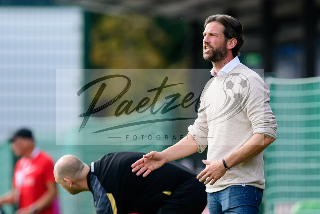 YLLEBR20210928_051 | Fussball, A-Junioren: Trainer Rik De Mil (Club Brugge KV) gestikuliert, Gestik beim Spiel der UEFA Youth League zwischen RB Leipzig und FC Bruegge im Stadion am Cottaweg am 28.09.2021 in Leipzig, Deutschland. - Realisiert mit Pictrs.com