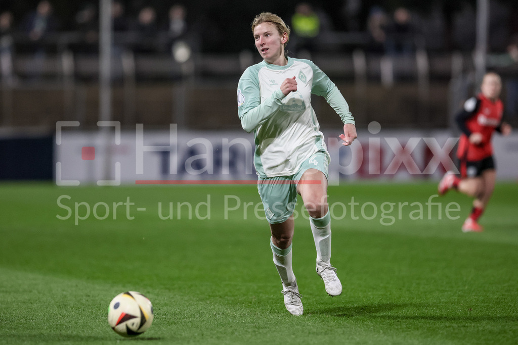Fussball, DFB-Pokal Frauen, Bayer 04 Leverkusen - SV Werder Bremen | v.li.: Kaylie Ronan (SV Werder Bremen, 4) am Ball, Einzelbild, Ganzkörper, Aktion, Action, Spielszene, DIE DFB-RICHTLINIEN UNTERSAGEN JEGLICHE NUTZUNG VON FOTOS ALS SEQUENZBILDER UND/ODER VIDEOÄHNLICHE FOTOSTRECKEN. DFB REGULATIONS PROHIBIT ANY USE OF PHOTOGRAPHS AS IMAGE SEQUENCES AND/OR QUASI-VIDEO.