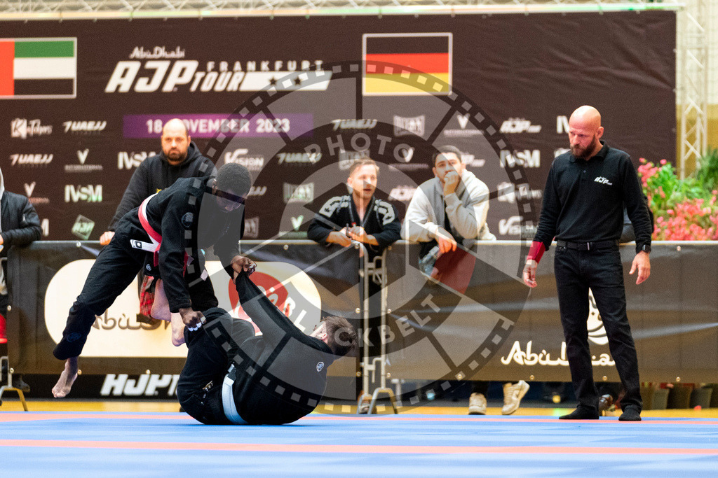 20231118PBB12016 | Fighters compete during the AJP Tour 600 Frankfurt Championship in Frankfurt/Main, Germany, on November 18, 2023.