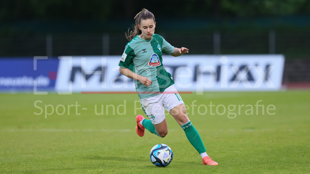 Fussball, Google Pixel Frauen-Bundesliga, SV Werder Bremen - MSV Duisburg | v.li.: Tuana Mahmoud (geb. Keles, SV Werder Bremen, 10) am Ball, Freisteller, Einzelbild, Ganzkörper, Aktion, Action, Spielszene, DIE DFB-RICHTLINIEN UNTERSAGEN JEGLICHE NUTZUNG VON FOTOS ALS SEQUENZBILDER UND/ODER VIDEOÄHNLICHE FOTOSTRECKEN. DFB REGULATIONS PROHIBIT ANY USE OF PHOTOGRAPHS AS IMAGE SEQUENCES AND/OR QUASI-VIDEO.
