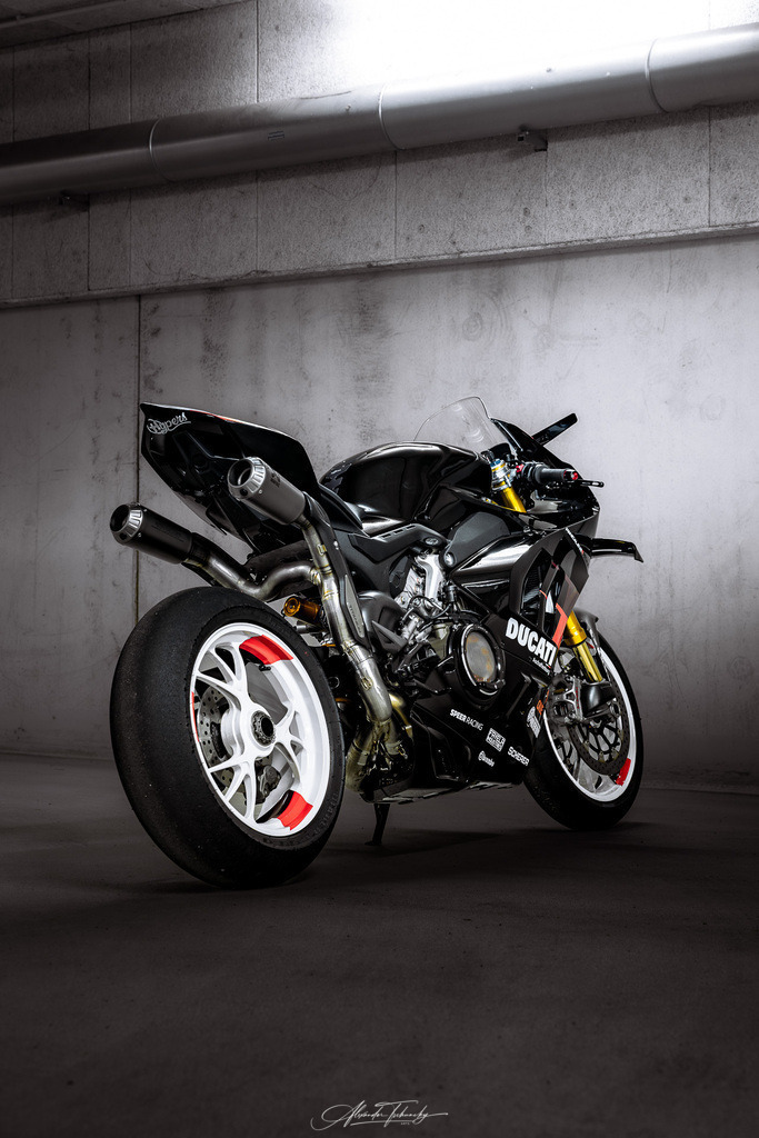 Ducati Panigale V4S | Entdecken Sie die faszinierende Welt von Alexander Tschuncky Arts: Kreative Fotografie, atemberaubende Automobilkunst und hochwertiger Bilderdruck. Lassen Sie sich inspirieren! - Realisiert mit Pictrs.com