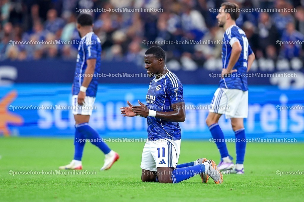 S0413092501191 | 13.09.2025, Fußball, FC Schalke 04 - Holstein Kiel, 5.Spieltag, 2. Fußball Bundesliga, Veltins-Arena Gelsenkirchen, Saison 2025 2026: Bryan Lasme (Schalke04 #11) kniet nach der 0:1 Niederlage Enttäuscht auf dem Spielfeld enttäuschung DFB regulations prohibit any use of photographs as image sequences and or quasi-video.