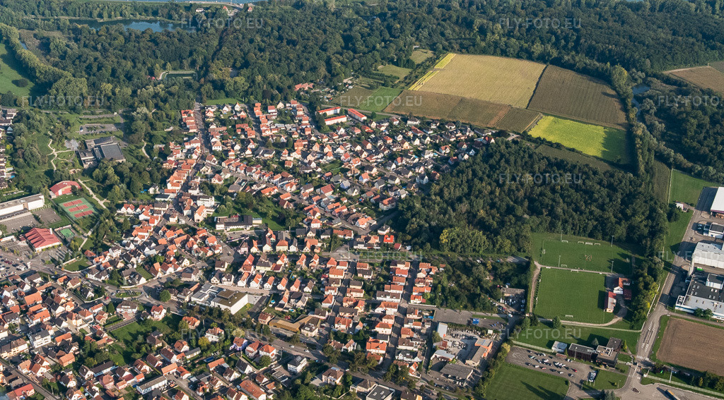 Vue aérienne: Vue de la ville depuis le nord, montrant le stade de football Drusenheim et le stade municipal Jean Moulin à Drusenheim dans le département Bas Rhin, France – .Photo: P1000954.jpg prise le 15/09/2014 par Werner Riehm/FLY-FOTO.eu – Résolution de l'original: 5472 x 3027 px