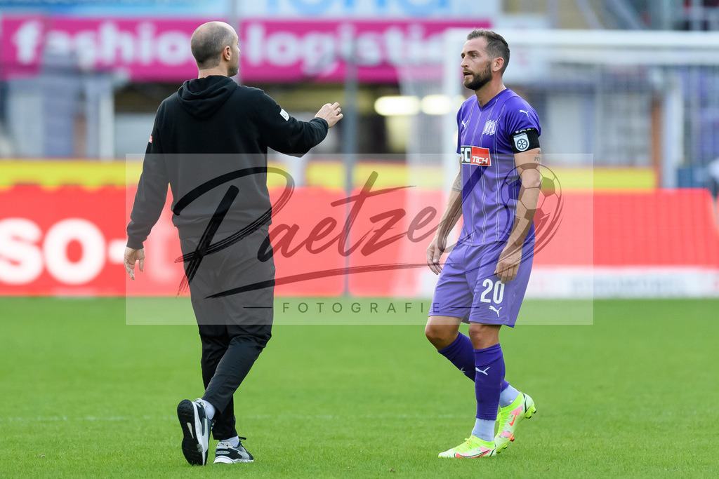 OSNVKO20210906_26 | Fussball, Herren: Trainer Daniel Scherning (VfL Osnabrueck) spricht mit Marc Heider (VfL Osnabrueck) beim Spiel der 3. Liga zwischen VfL Osnabrueck und FC Viktoria Koeln im Stadion an der Bremer Bruecke am 06.09.2021 in Osnabrueck, Deutschland.DFB / DFL REGULATIONS PROHIBIT ANY USE OF PHOTOGRAPHS AS IMAGE SEQUENCES AND/OR QUASI-VIDEO. - Realisiert mit Pictrs.com