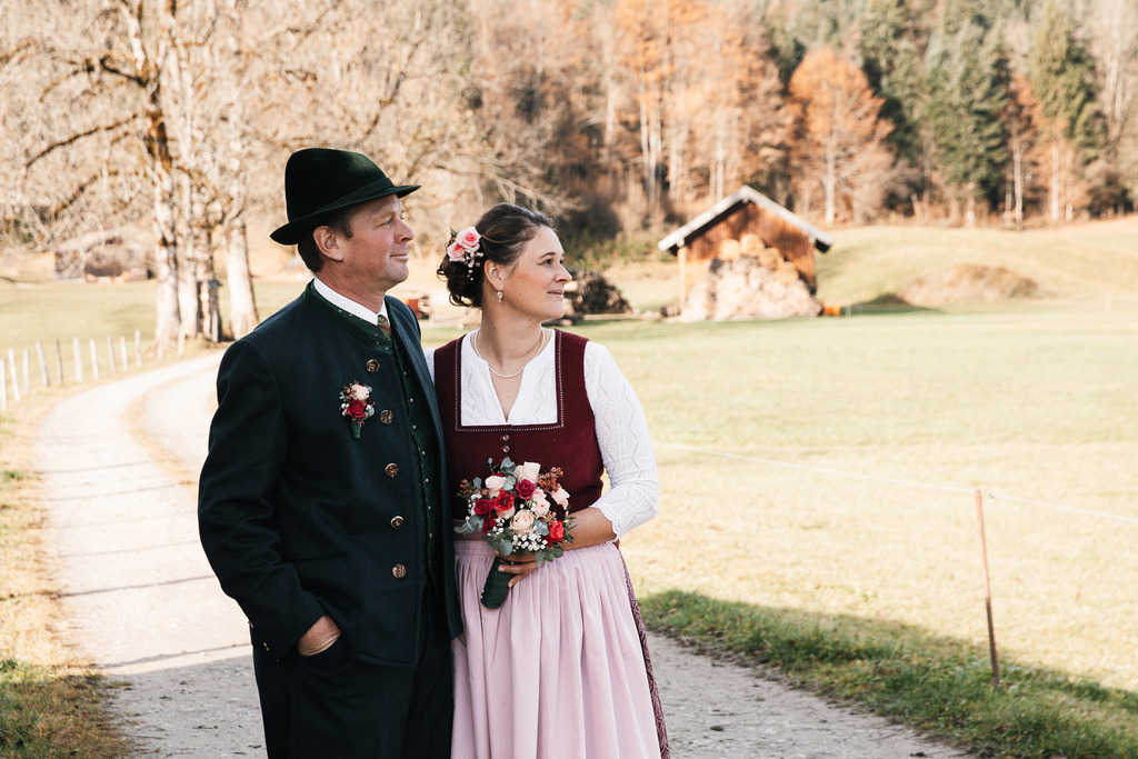 Heiraten dahoam Arzbach Lenggries | Euer Fotografinnen-Team im Isarwinkel. Wir begleiten euch bei Hochzeiten, Familienshootings, Newborn & Events in Lenggries, Bad Tölz und Umgebung. Jetzt anfragen! - Realisiert mit Pictrs.com