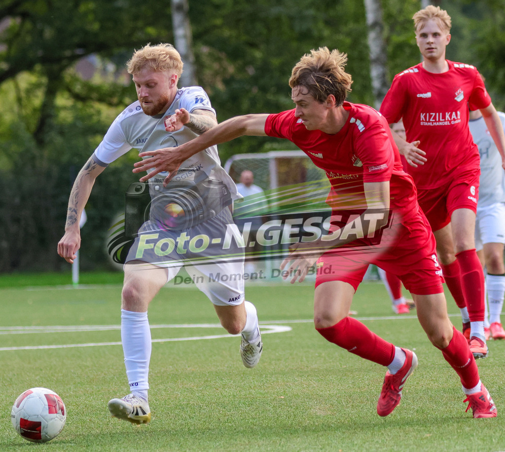FC RW Kirchlengern - VfL Theesen | Auf dem Bild zu sehen: Grau FC RW Kirchlengern: Jan Luka Kollmeier ; Rot VfL Theesen: Eric Jesper Darlath FC RW Kirchlengern, VfL Theesen, Saison 26/27, Westfalenliga, Kirchlengern, Deutschland - Realisiert mit Pictrs.com