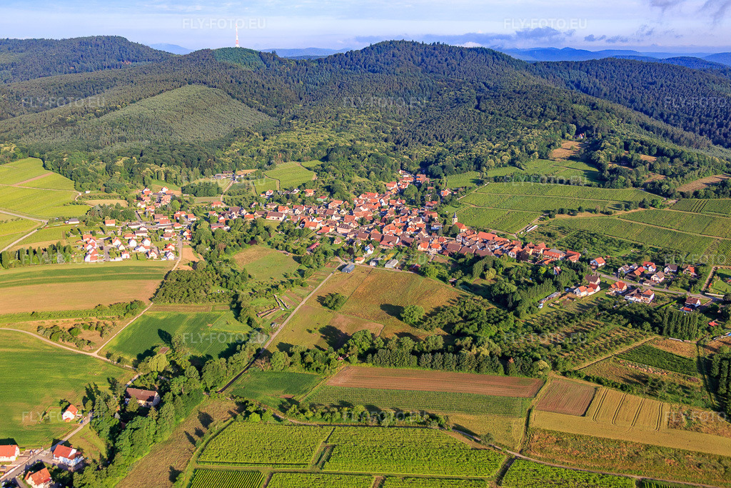 Vue aérienne: Vue du village depuis l'est sur le versant des Vosges avec le col de Pigeonnier à Rott dans le département Bas Rhin, France – .Photo: IMG_089950.jpg prise le 26/06/2016 par Werner Riehm/FLY-FOTO.eu – Résolution de l'original: 5472 x 3648 px