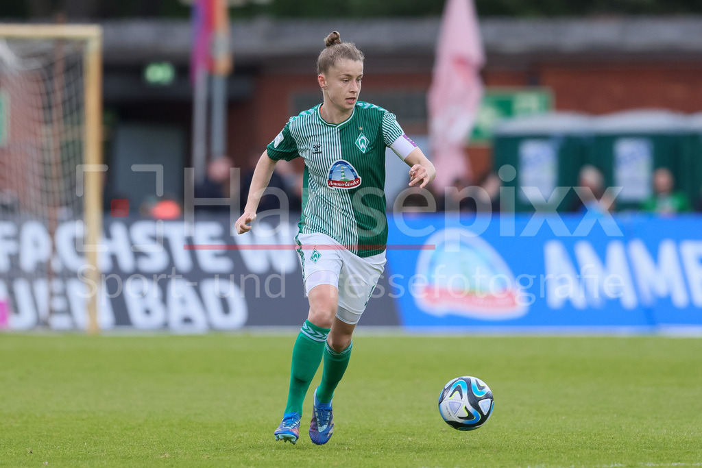 Fussball, Google Pixel Frauen-Bundesliga, SV Werder Bremen - MSV Duisburg | v.li.: Michelle Ulbrich (SV Werder Bremen, 5) am Ball, Freisteller, Einzelbild, Ganzkörper, Aktion, Action, Spielszene, DIE DFB-RICHTLINIEN UNTERSAGEN JEGLICHE NUTZUNG VON FOTOS ALS SEQUENZBILDER UND/ODER VIDEOÄHNLICHE FOTOSTRECKEN. DFB REGULATIONS PROHIBIT ANY USE OF PHOTOGRAPHS AS IMAGE SEQUENCES AND/OR QUASI-VIDEO.