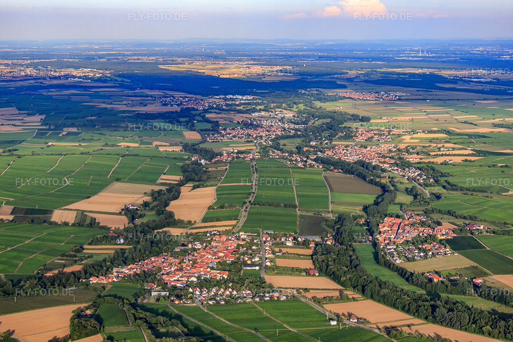 Luftbild: Winzerort von Westen im Ortsteil Heuchelheim in Heuchelheim-Klingen im Bundesland Rheinland-Pfalz in Deutschland. Foto: IMG_51326.jpg vom 04.08.2012 durch Werner Riehm/FLY-FOTO.de