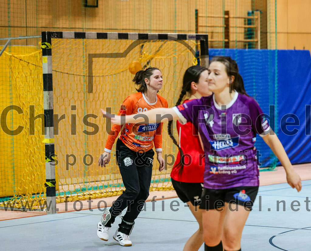 2024-01-27_065_SpVgg_Altenerding_II_gegen_TV_Altoetting_II | Erding, Deutschland, 27.01.2024:
Handball, Bezirksliga Frauen Altbayern 2023 / 2024, 10. Spieltag, SpVgg Altenerding II gegen TV Altötting II, Endergebnis: 17:29

Torfrau Nicole Steinbrecher (SpVgg Altenerding, #99), Katharina Gotz (SpVgg Altenerding, #14)

Foto: Christian Riedel / fotografie-riedel.net