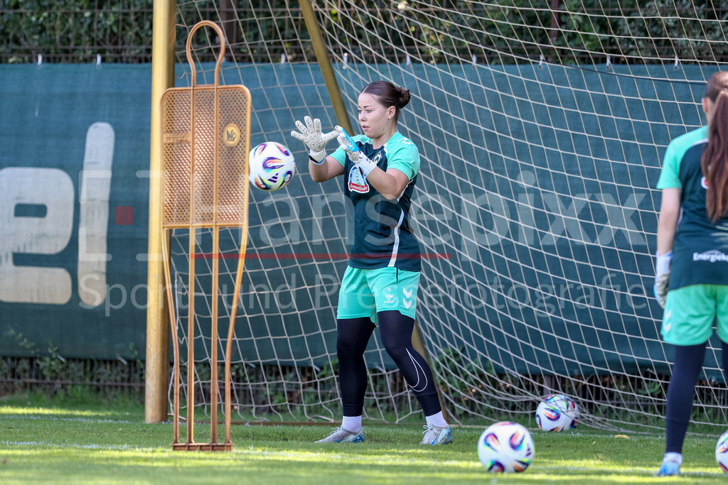 Fussball, Google Pixel Frauen-Bundesliga, Training SV Werder Bremen | Mariella El Sherif (Torhüterin, Torwart, SV Werder Bremen, 1) bei einer Übung