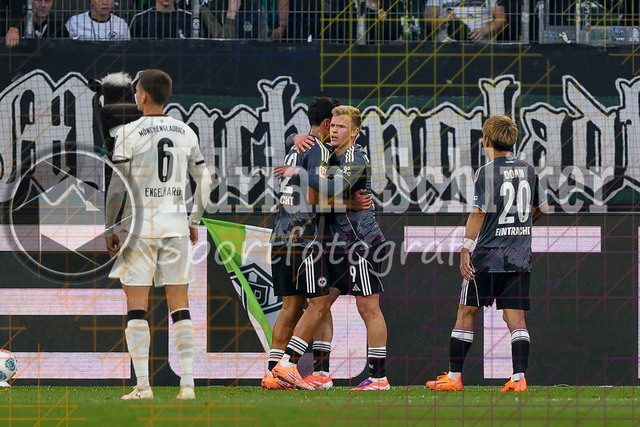Borussia Mönchengladbach vs Eintracht Frankfurt - Bundesliga  | Mönchengladbach, Deutschland, 27.09.25:   Jonathan Michael Burkardt (Eintracht Frankfurt) Torjubel, jubelt mit seiner Mannschaft nach dem Treffer zum 0:3 waehrend des Spiels der Bundesliga zwischen Borussia Mönchengladbach vs Eintracht Frankfurt im Stadion im Borussia Park(Foto von Brauer-Fotoagentur / Adrian Schlueter)