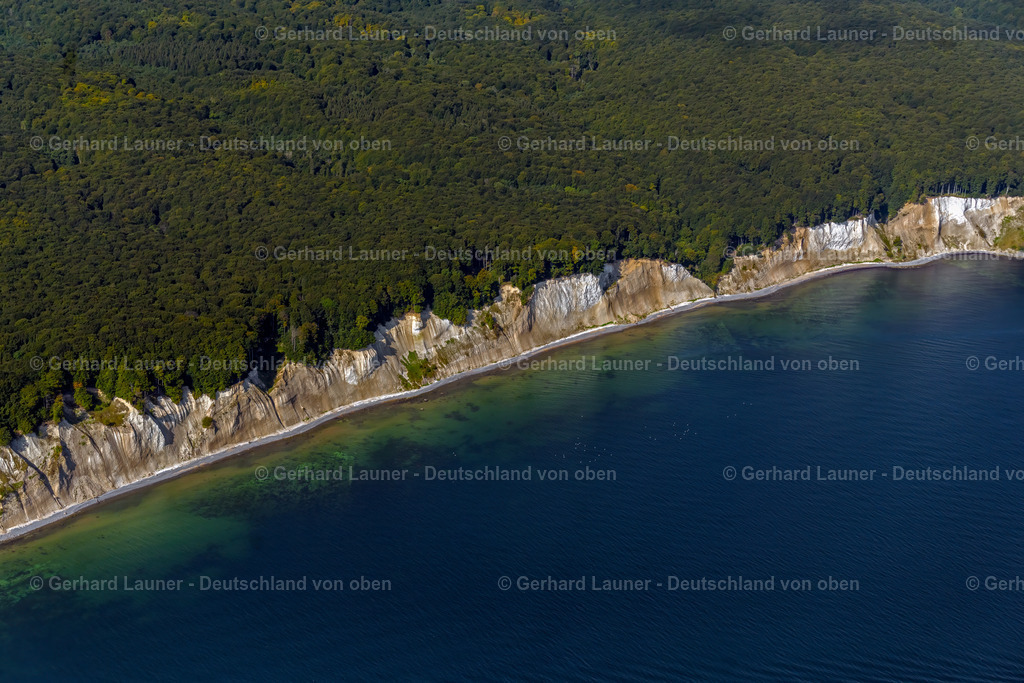 4061376 | SASSNITZ 08.09.2021 Blick auf die Kreideküste im Nationalpark Jasmund bei Sassnitz auf der Insel Rügen in Mecklenburg-Vorpommern. Der markante Felsvorsprung Königsstuhl befindet sich in der Umgebung der Stubbenkammer in dem seit 1990 bestehenden Nationalpark am Ufer zur Ostsee mit einem Buchenwald, der teilweise zum UNESCO-Welterbe gehört. // View of the chalk cliff coast in the National Park Jasmund near Sassnitz on the island Ruegen in Mecklenburg-West Pomerania. Foto: Gerhard Launer