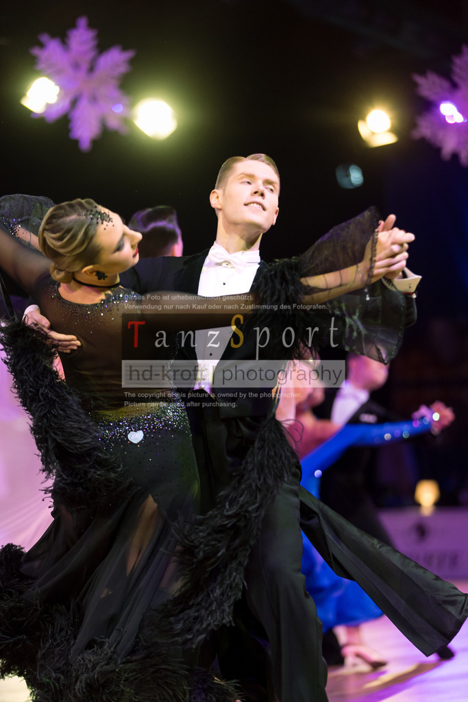 20241215_WDSF_Int_Open_Std-Riga-9136 | Tanzsportbilder, Standardtanz, Lateintanz, WDSF, DTV, LTVB, dancecomp, goc, hessen tanzt, blaues band der spree, walzer, tango, wiener walzer, slowfox, quickstepp, samba, rumba, cha-cha-cha, paso doble. jive, hd-kroft photography, turniertanzsport