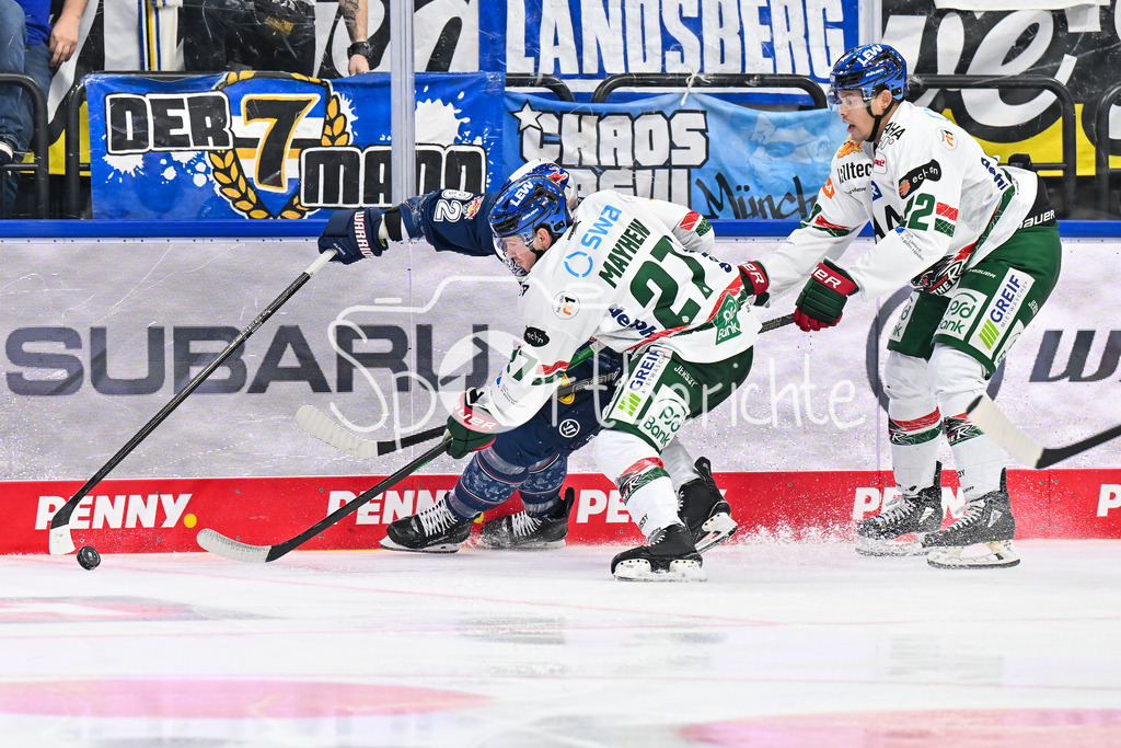 EHC RB München - Augsburger Panther | MUNICH, GERMANY - 30. DECEMBER: v. l. Patrick HAGER (RB München 52), Kyle MAYHEW (Augsburger Panther 27) und Madison BOWEY (Augsburger Panther 22) während dem Match zwischen dem EHC Red Bull München und den Augsburger Panthern am 34. Spieltag der Penny DEL im SAP Garden