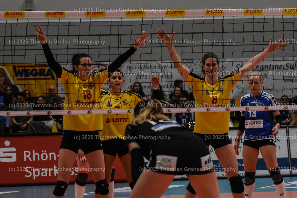 VBL VFB Suhl vs. SCHWARZ-WEISS Erfurt | (VFB Suhl) in Gelb, (Schwarz-Weiss Erfurt) in Schwarz; VBL VFB Suhl vs. SCHWARZ-WEISS Erfurt, Volleyball-Bundesliga Frauen am 17.02.2018 in der Multihalle in Meiningen, (Deutschland) - Realisiert mit Pictrs.com