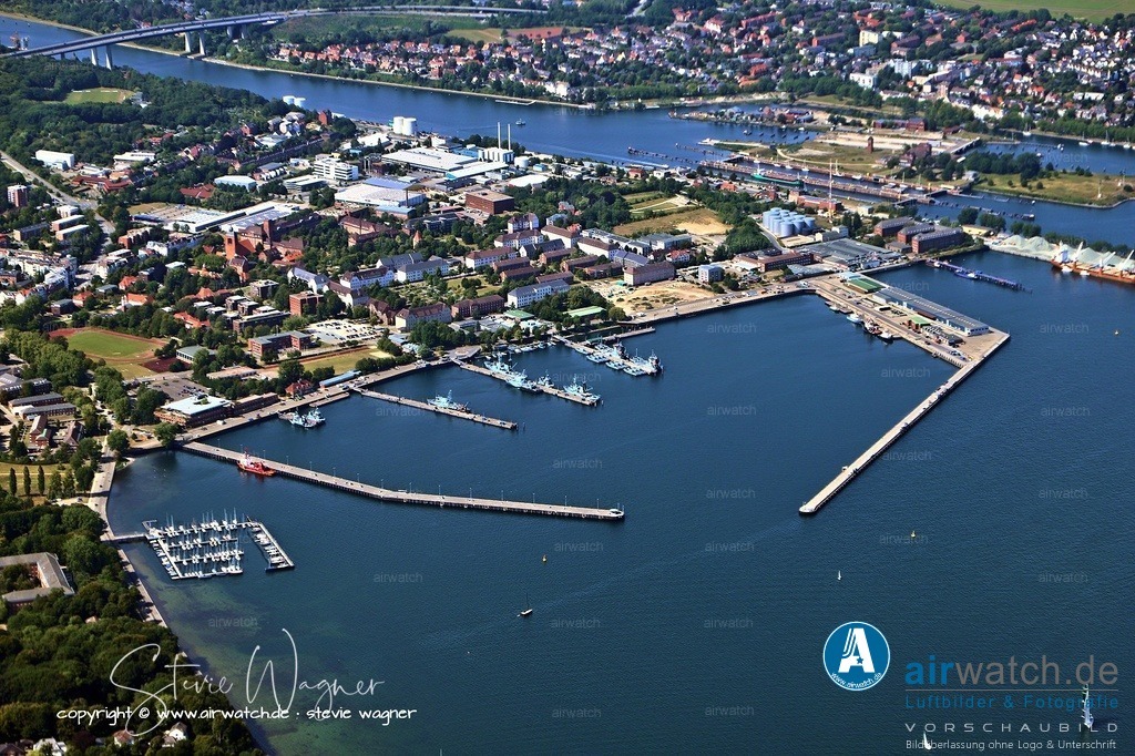 Luftbild Kiel Hafen - Revolution und Weltkriege 1918 | Revolution und Weltkriege 1918: Der Kieler Matrosenaufstand am 29. Oktober markierte das Ende des Ersten Weltkriegs und den Beginn der Weimarer Republik. Die Matrosen verweigerten einen letzten, sinnlosen Angriffsbefehl gegen die britische Flotte.1939–1945: Im Zweiten Weltkrieg war Kiel das Zentrum des U-Boot-Baus und ein primäres Angriffsziel. Die Stadt und der Hafen wurden durch rund 90 Luftangriffe zu über 75 % zerstört.