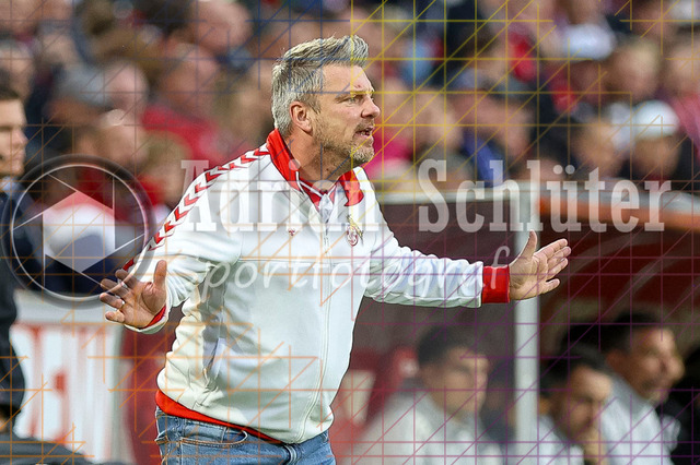 1. FC Köln vs Hamburger SV - 1. Bundesliga  | Köln, Deutschland, 02.11.25:   Trainer Lukas Kwasniok  gestikuliert, Gestik waehrend des Spiels der Bundesliga zwischen  1. FC Köln vs Hamburger SV in der RheinEnergieStadion(Foto von Brauer-Fotoagentur / Adrian Schlueter)